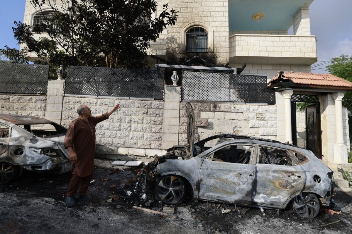 Case și mașini dintr-un sat de palestinieni din Cisiordania, incendiate de coloniștii israelieni