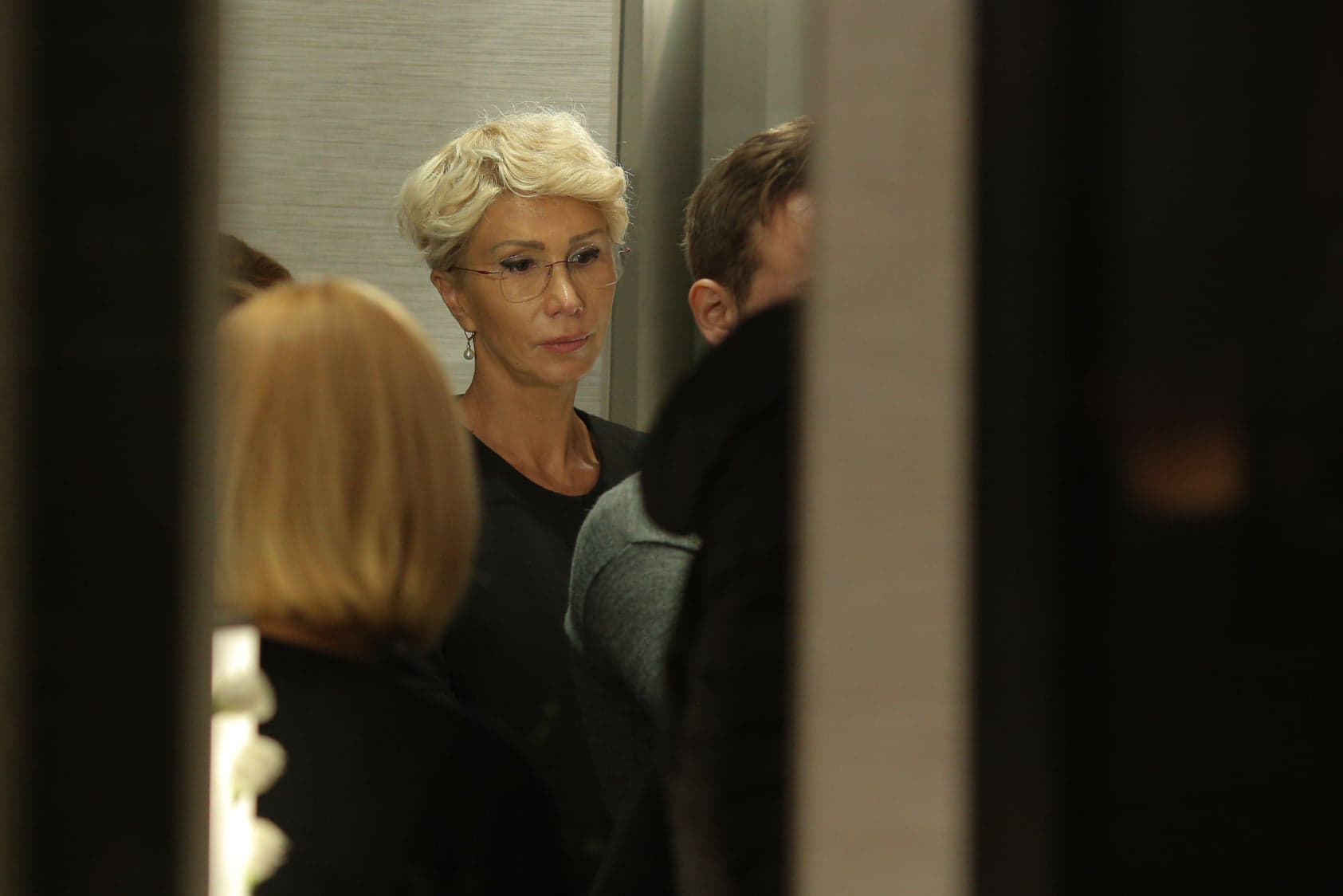 Trupul neînsufleţit al lui Ducu Darie a fost depus la Teatrul Bulandra. Actrița Oana Pellea, îndurerată, la căpătâiul regizorului