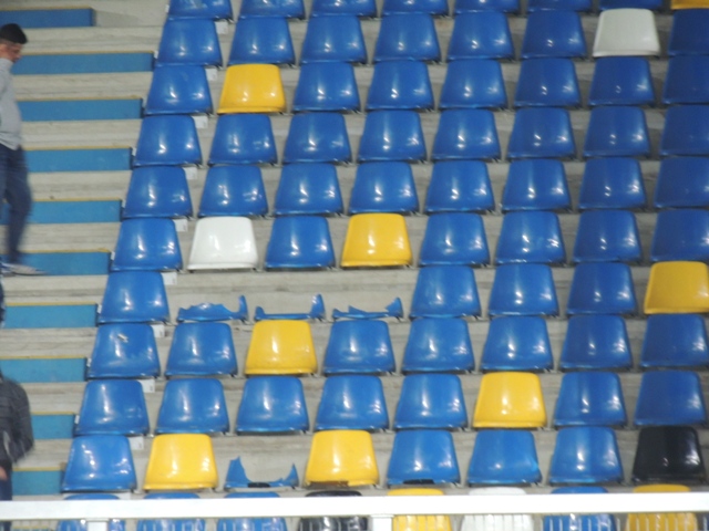 Petrolul-Steaua s-a lăsat cu urmări şi pe stadion. Fanii campioanei au distrus 281 de scaune 