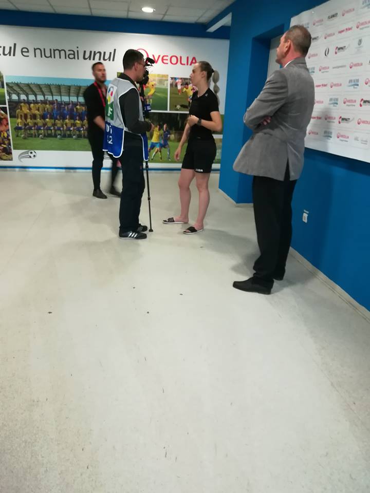 Cea mai sexy arbitră de fotbal din România e considerată mureșeanca Patricia Șamșudean. ”Am vaci și căruță, mărită-te cu mine!”