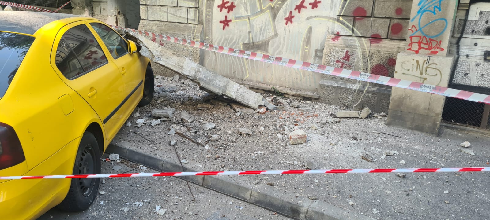 O mașină a fost distrusă în sectorul 1, după ce bucăți dintr-un bloc cu risc seismic au căzut peste ea