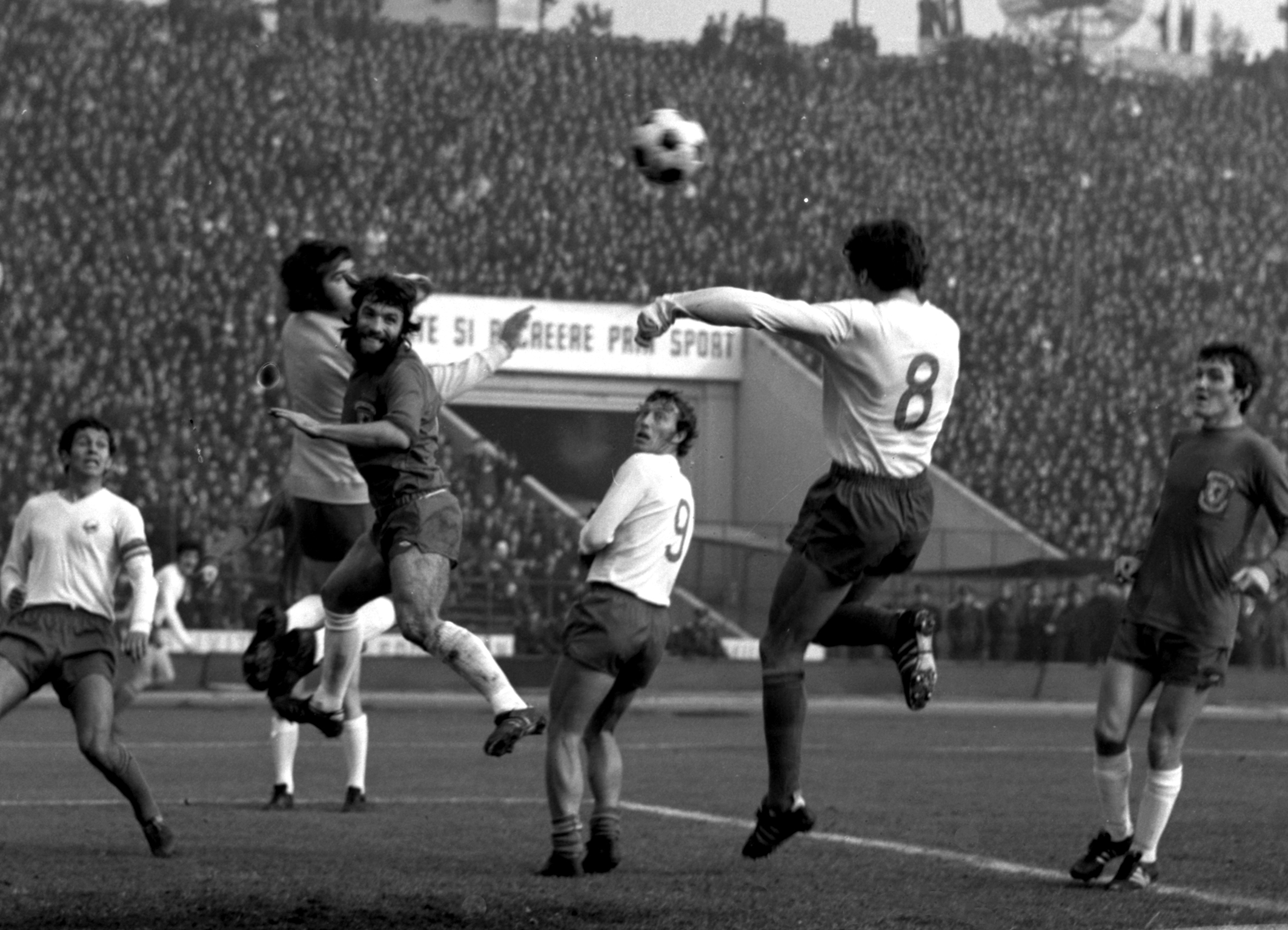 Nicolae Dobrin a fost votat ”Cel mai mare fotbalist român al tuturor timpurilor” în sondajul SportNews.ro. Regretatul Prinț din Trivale i-a devansat pe alți foști mari fotbaliști precum Hagi, Balaci, Petschovschi sau Bölöni / GALERIE FOTO&VIDEO