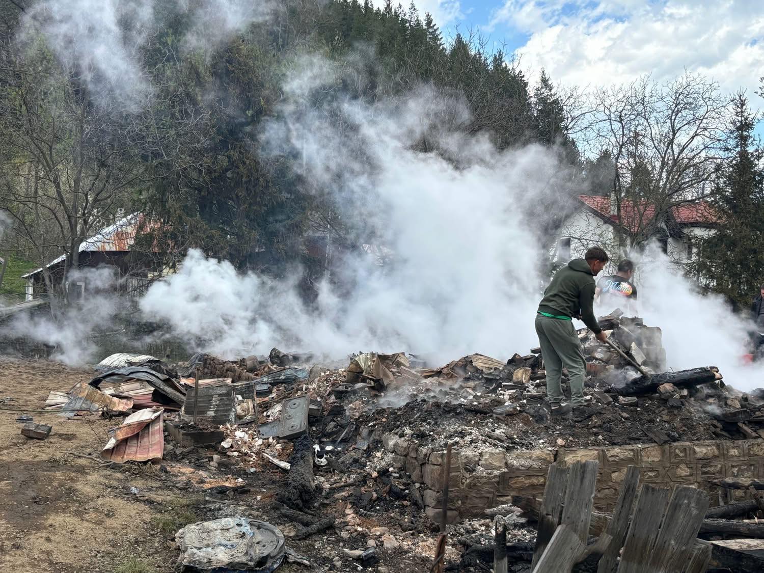 Noi imagini cu dezastrul lăsat în urmă de incendiul devastator din Soveja, în Vrancea: „Situația este critică"