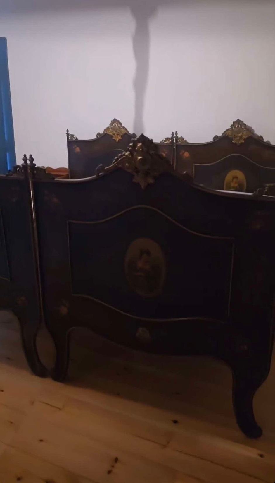 Imagini noi din casa Danei Rogoz de la Viscri. Două camere sunt gata, iar fațada a fost refăcută: „De la o ruină, avem acum un loc în care putem dormi”