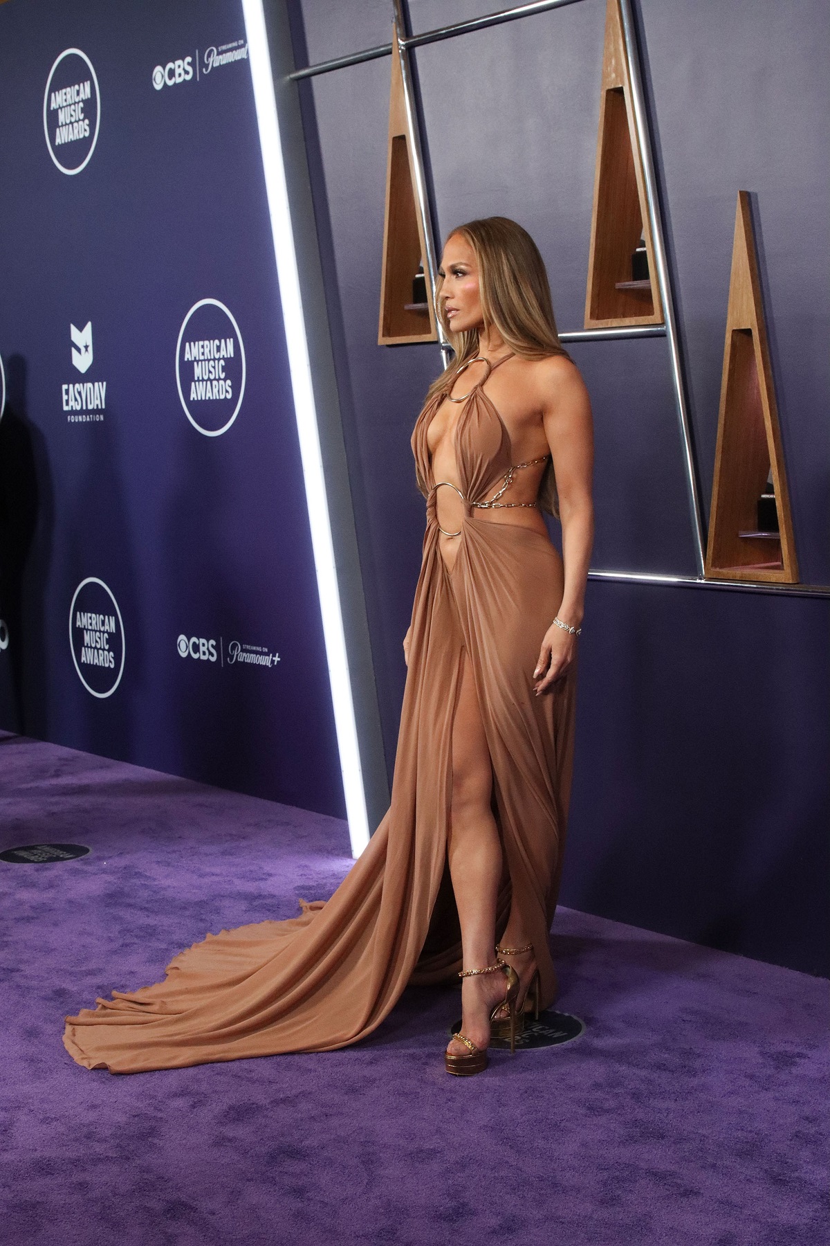 Jennifer Lopez s-a sărutat pasional cu doi dansatori, un bărbat și o femeie, la American Music Awards 2025. Momentul controversat a stârnit reacții
