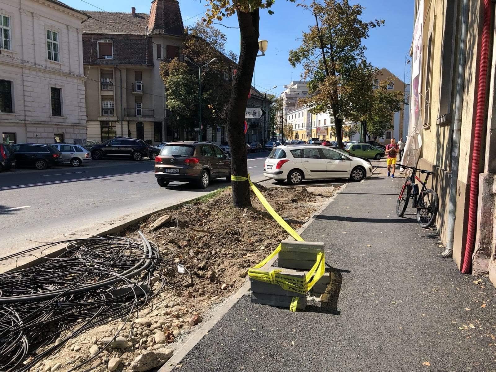 Domnule primar Robu, aveți grijă când mergeți cu bicicleta prin Timișoara! Puteți ajunge așa, ca tânărul care a căzut în groapa de pe trotuar