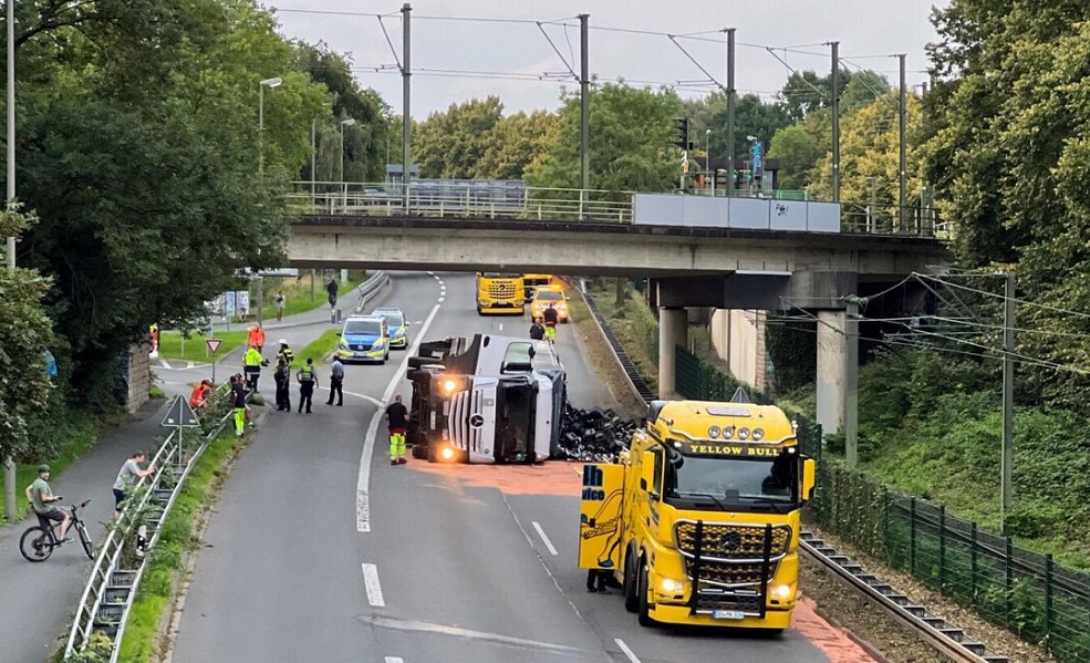Un șofer român de TIR a închis timp de 20 de ore o șosea germană abia deschisă după ce fusese dezamorsată o bombă