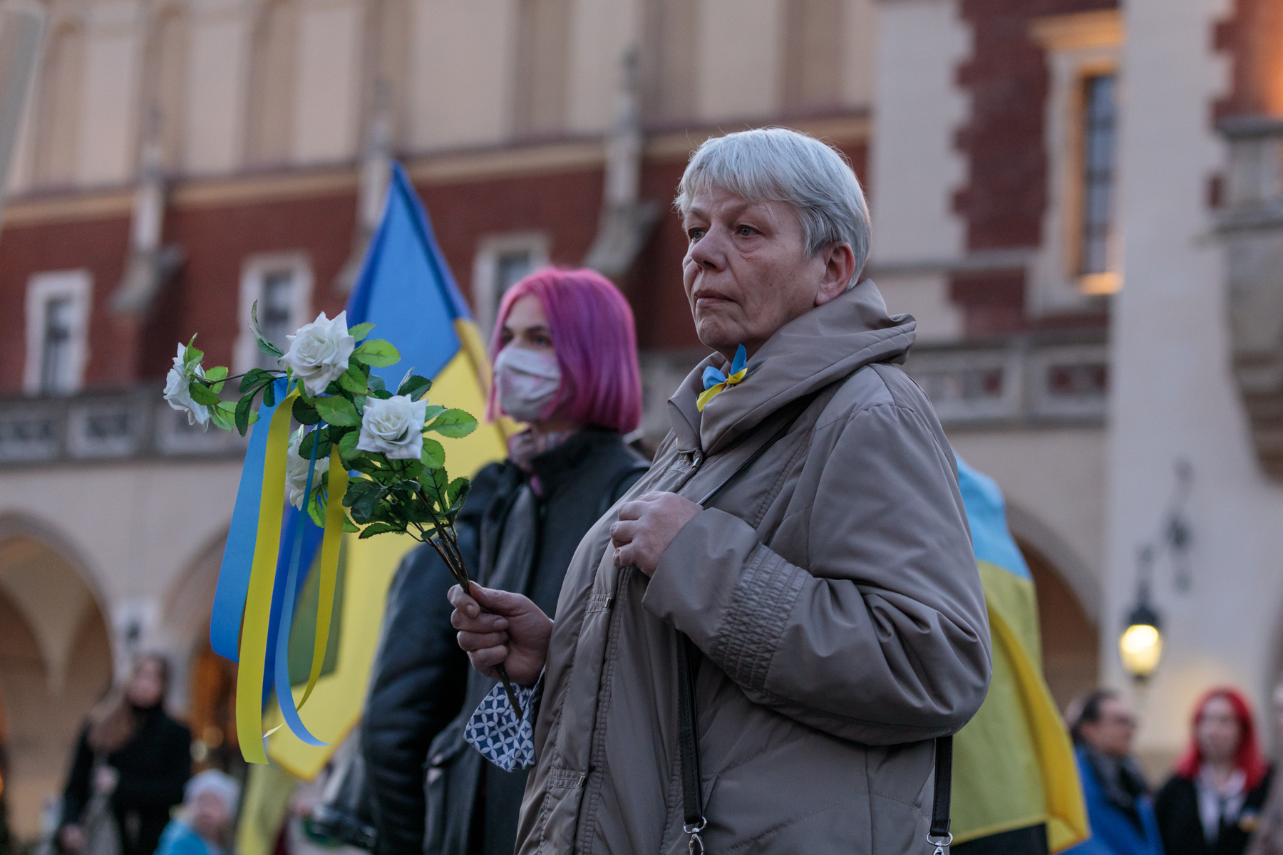 REPORTAJ. Considerați „hienele Europei” de presa rusă, care-i amenință, ca pe ucraineni, cu „denazificarea”, polonezii strigă „Ce-i cu cârpa din balcon?!” în fața steagului consulatului rus