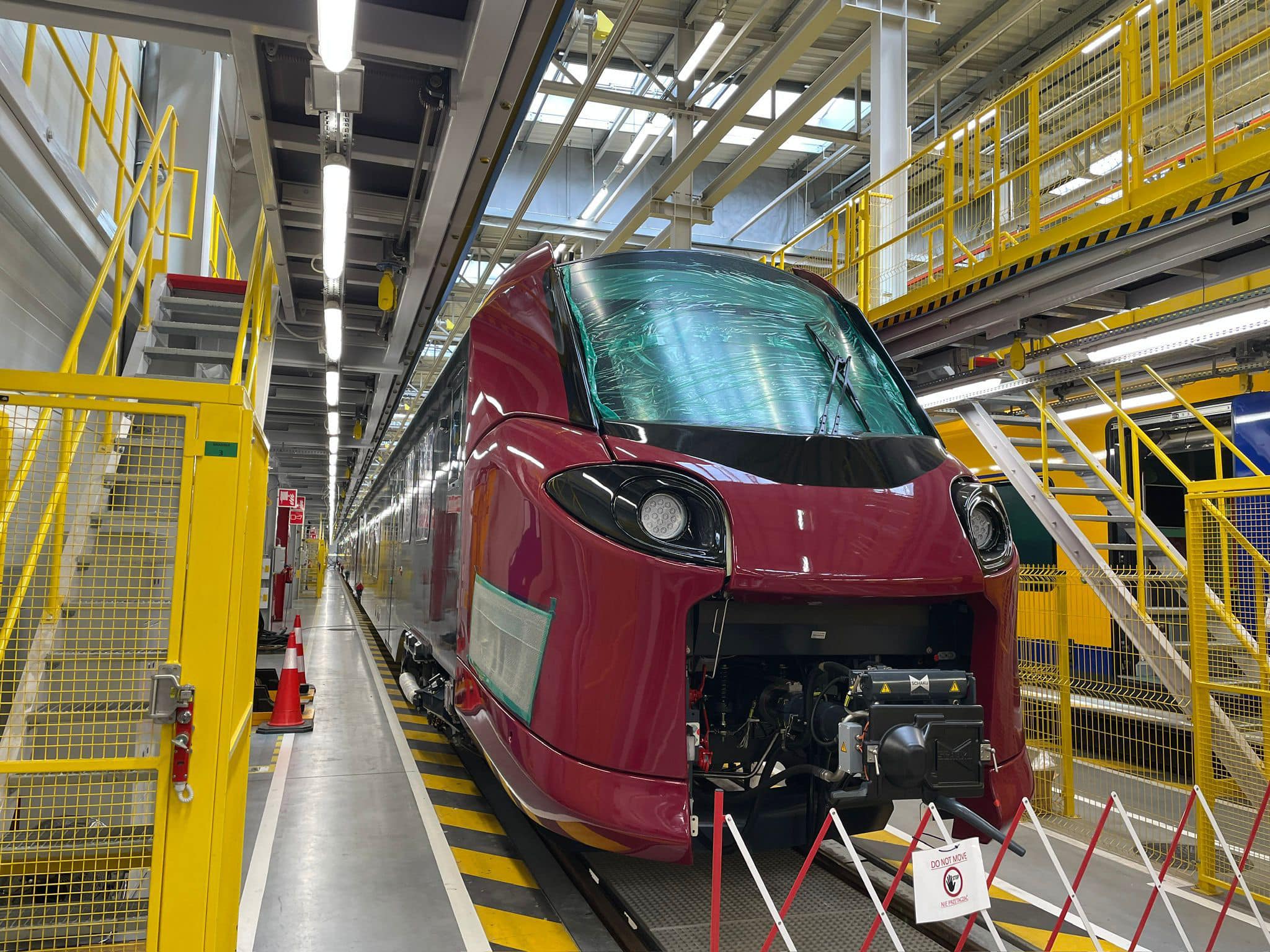 Cum arată primul tren cumpărat de România, la 20 de ani după Săgețile Albastre. Când va intra în circulație