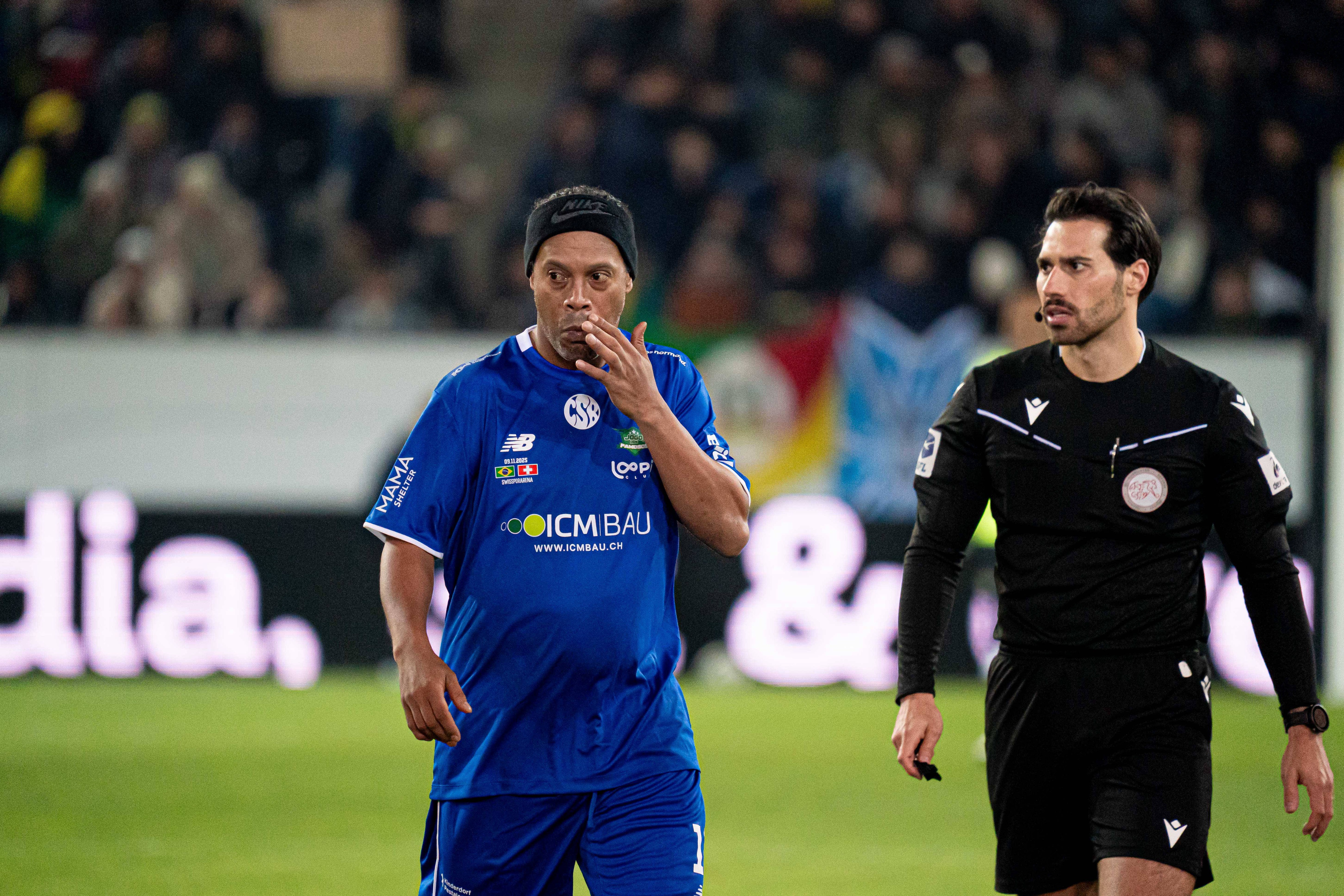 Ronaldinho a petrecut până la 5.00 într-un club de noapte și a întârziat la meciul de gală cu legendele Elveției: „Și mahmur, și cu burtă, tot a făcut show la Lucerna”