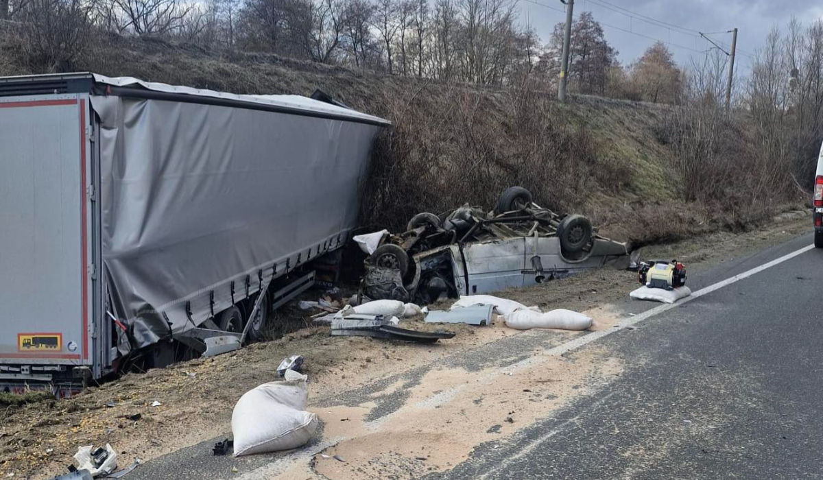 Un microbuz a fost zdrobit de un TIR, într-un accident grav pe DN6, la Domașnea: trei morți și un rănit