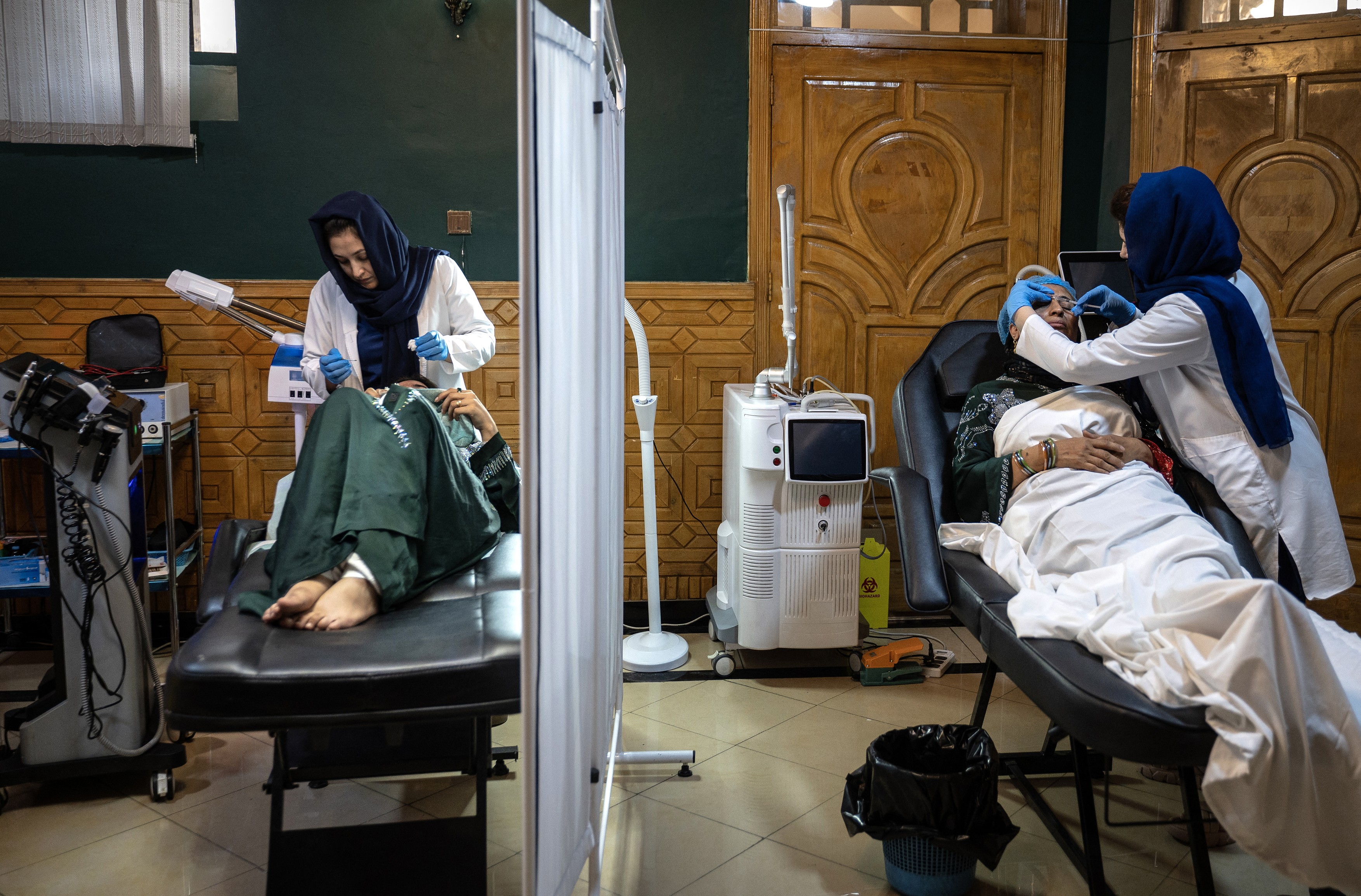 Chirurgia estetică înflorește în secret în Afganistan, sub nasul talibanilor: „Botox pe sub burka. Să fim frumoase în oglindă ne dă energie!”