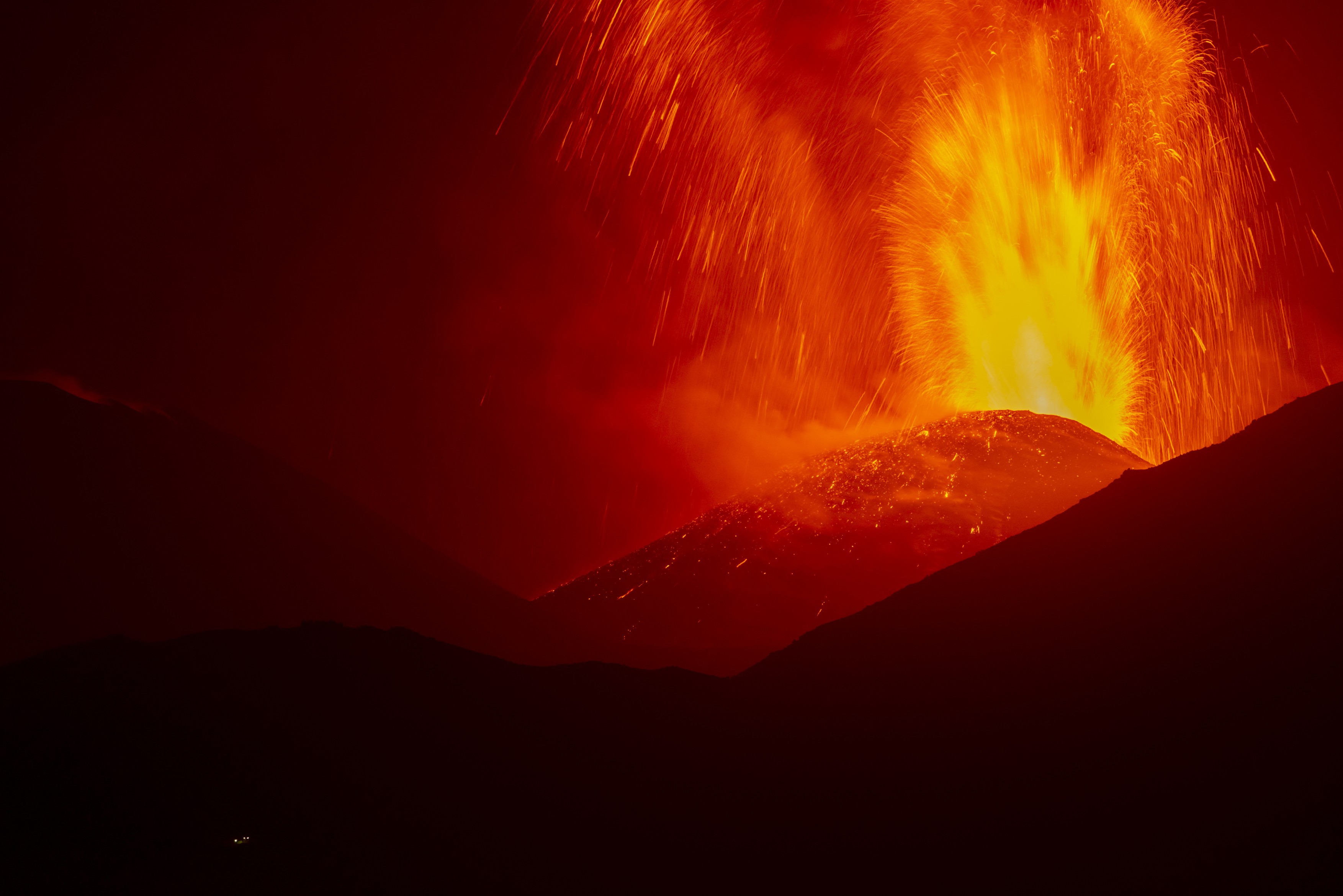 Imagini spectaculoase cu erupția vulcanului Etna. Aeroportul din Catania a fost închis, după ce pista și avioanele au fost acoperite cu cenușă