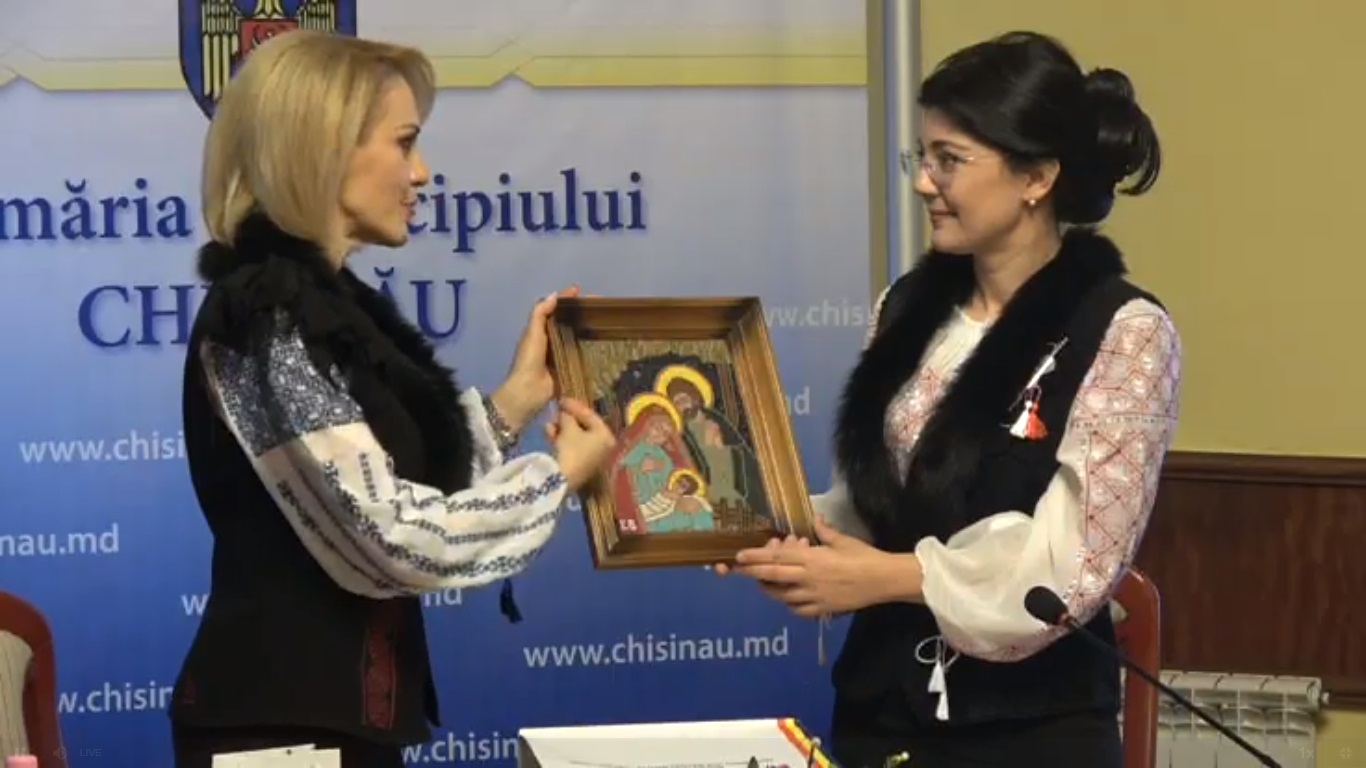 Gabriela Firea și Silvia Radu, îmbrăcate la conferință cu iile pe care și le-au făcut cadou