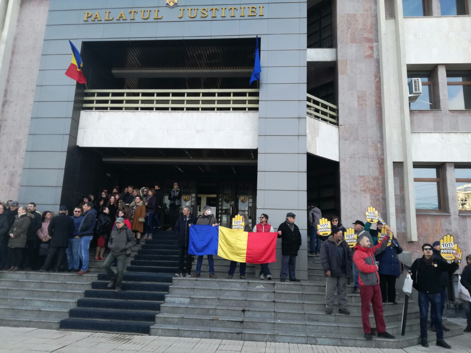FOTO/VIDEO| Sute de magistrați au protestat în orașe din țară, nemulțumiți de modificările la legile justiției