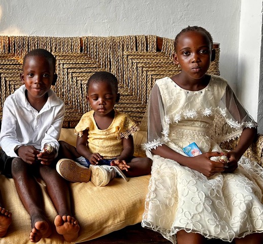 Ela Crăciun a adoptat cel de-al treilea copil din Africa. „Mă mulțumesc cu șansa de a-i ajuta pe cei trei frați”