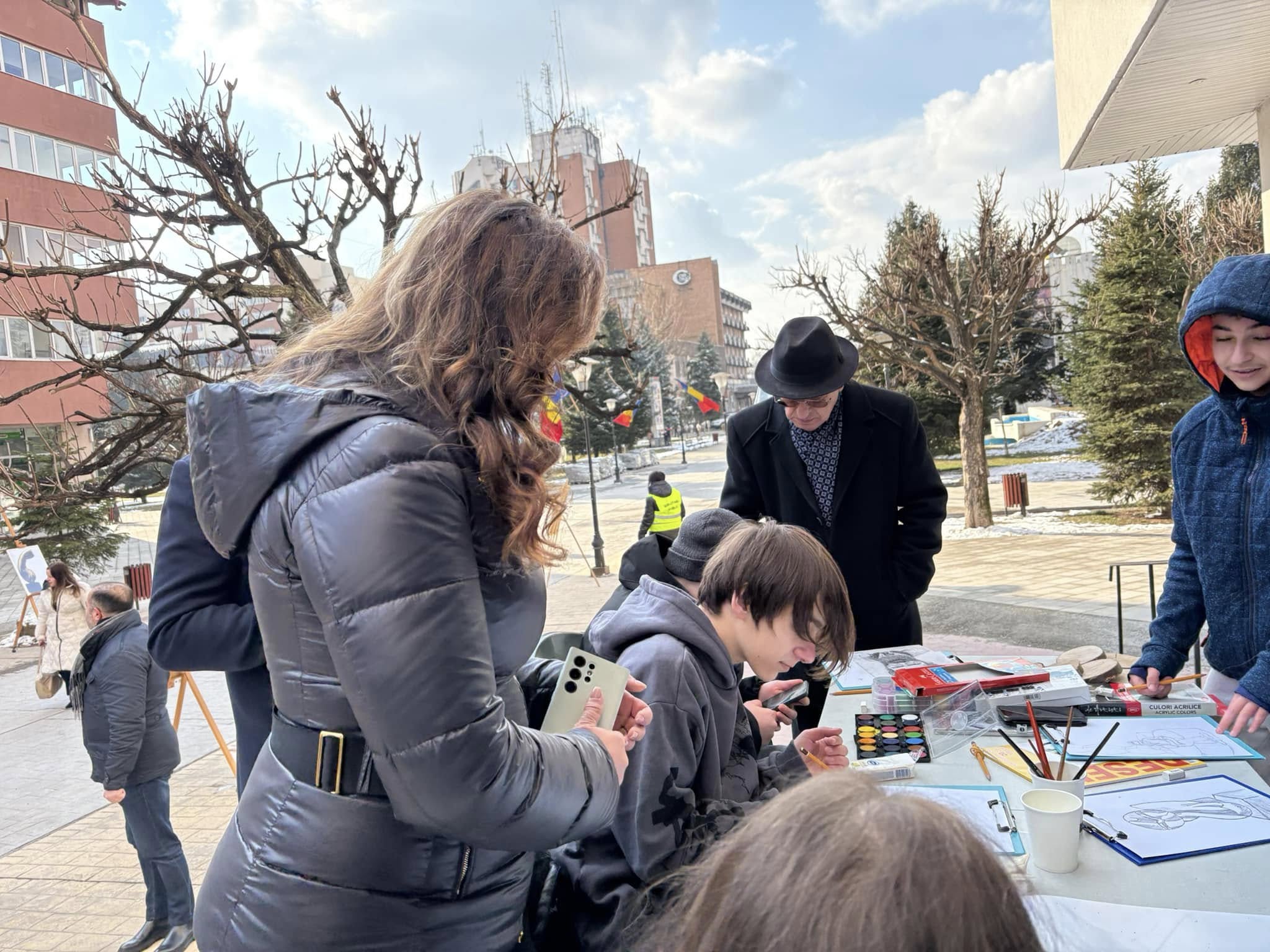 Elevi din Târgu Jiu, scoși în ger și puși să aștepte ore întregi pentru vizita ministrului culturii, Natalia Intotero. „Avem acorduri scrise de la părinți”