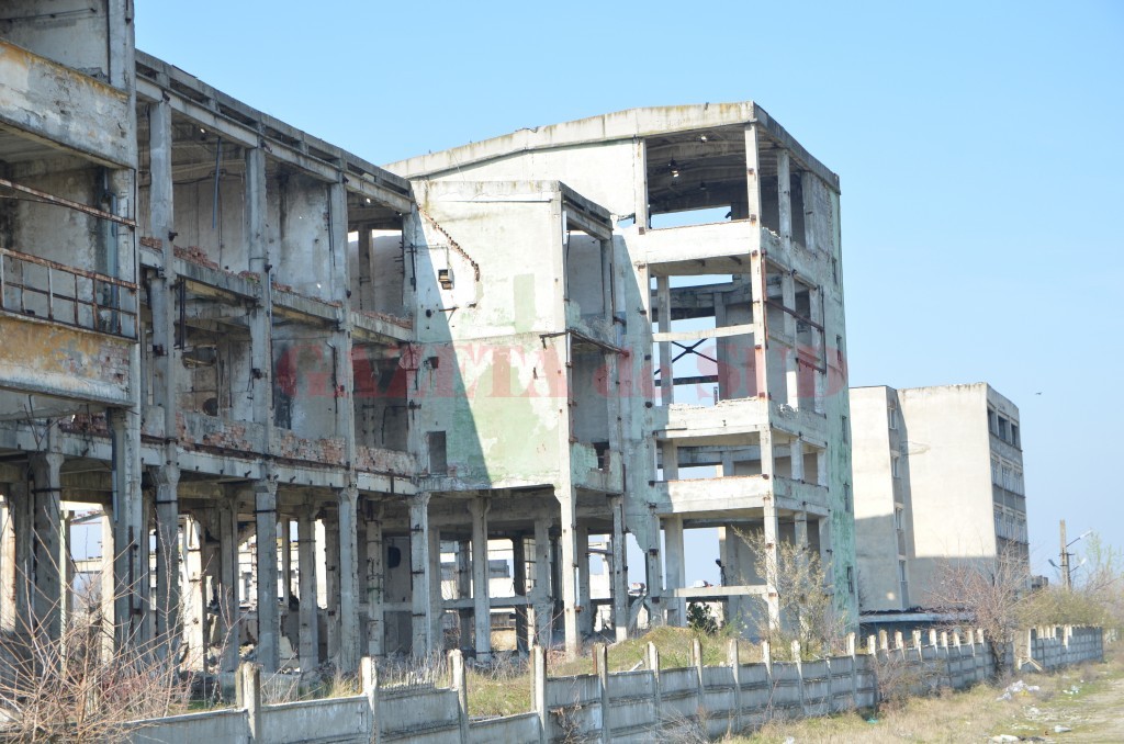 După ce au apărut imagini cu condițiile inumane de la centrul de carantină din Calafat, oamenii au fost mutați. Explicațiile primarului: ”Consilierii n-au fost de acord să-i ducem la hotelul lui Gică Popescu”