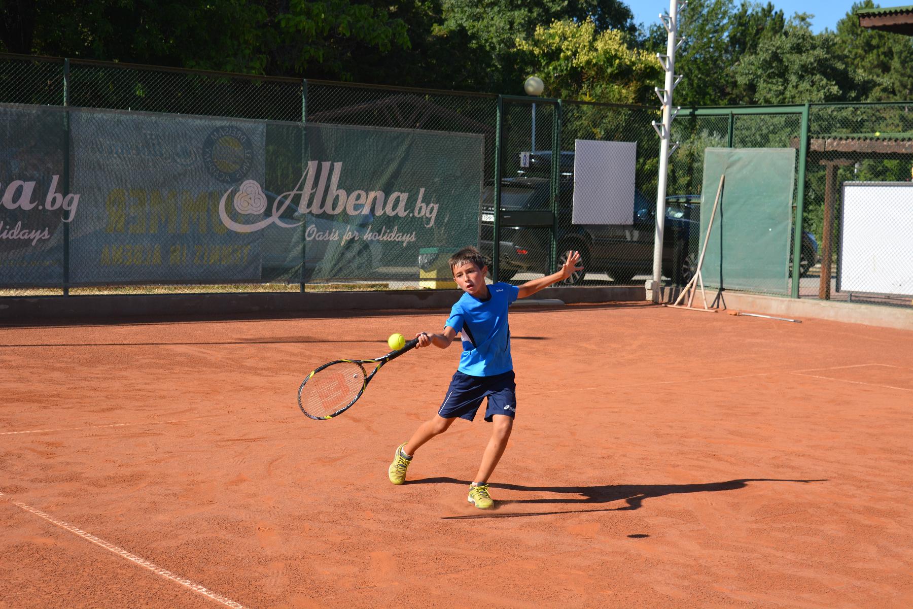 Turneele marca Tenis Partener și Tenis10 domină plaja de la Albena. Timp de 7 zile au loc probe de joc pentru pasionații de sportul alb mari și mici / GALERIE FOTO