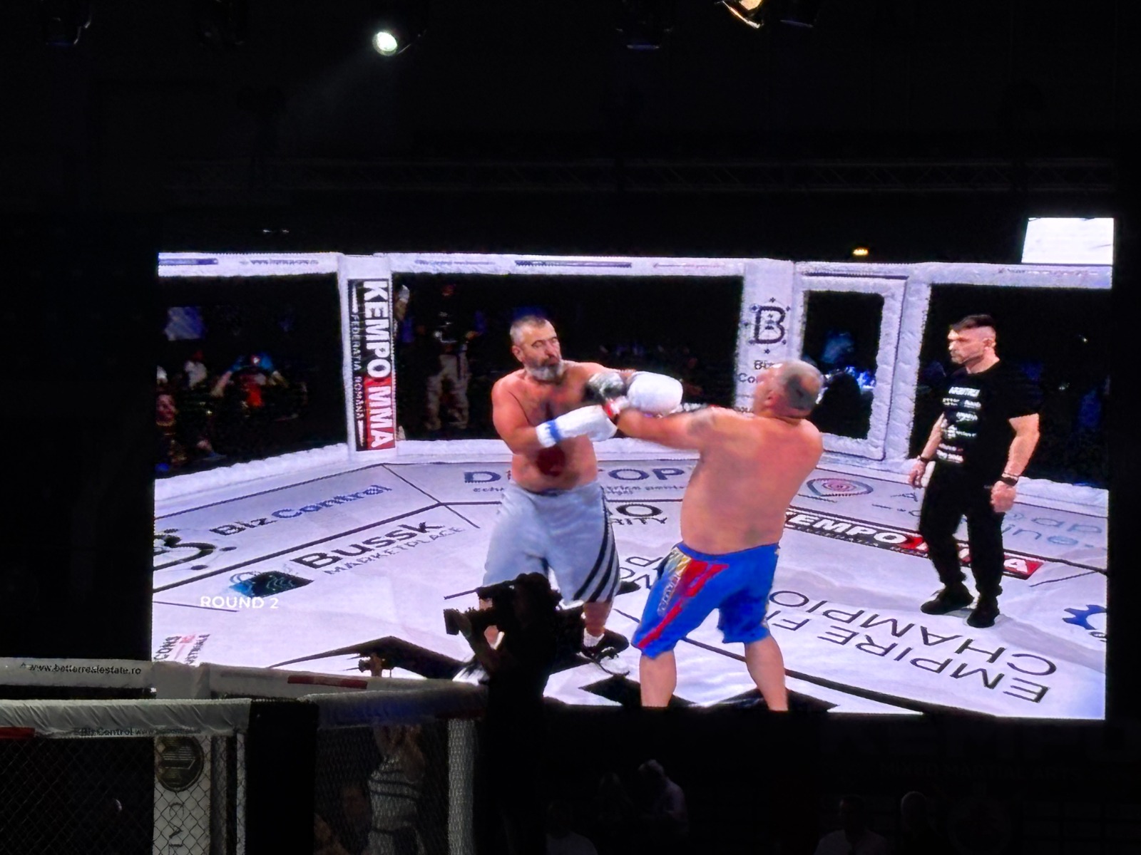 Români care simt că trăiesc prin durere: „Bă, n-o mai mermeliți! Dă-i sângele!”. Reportaj de la Box, MMA și Kempo