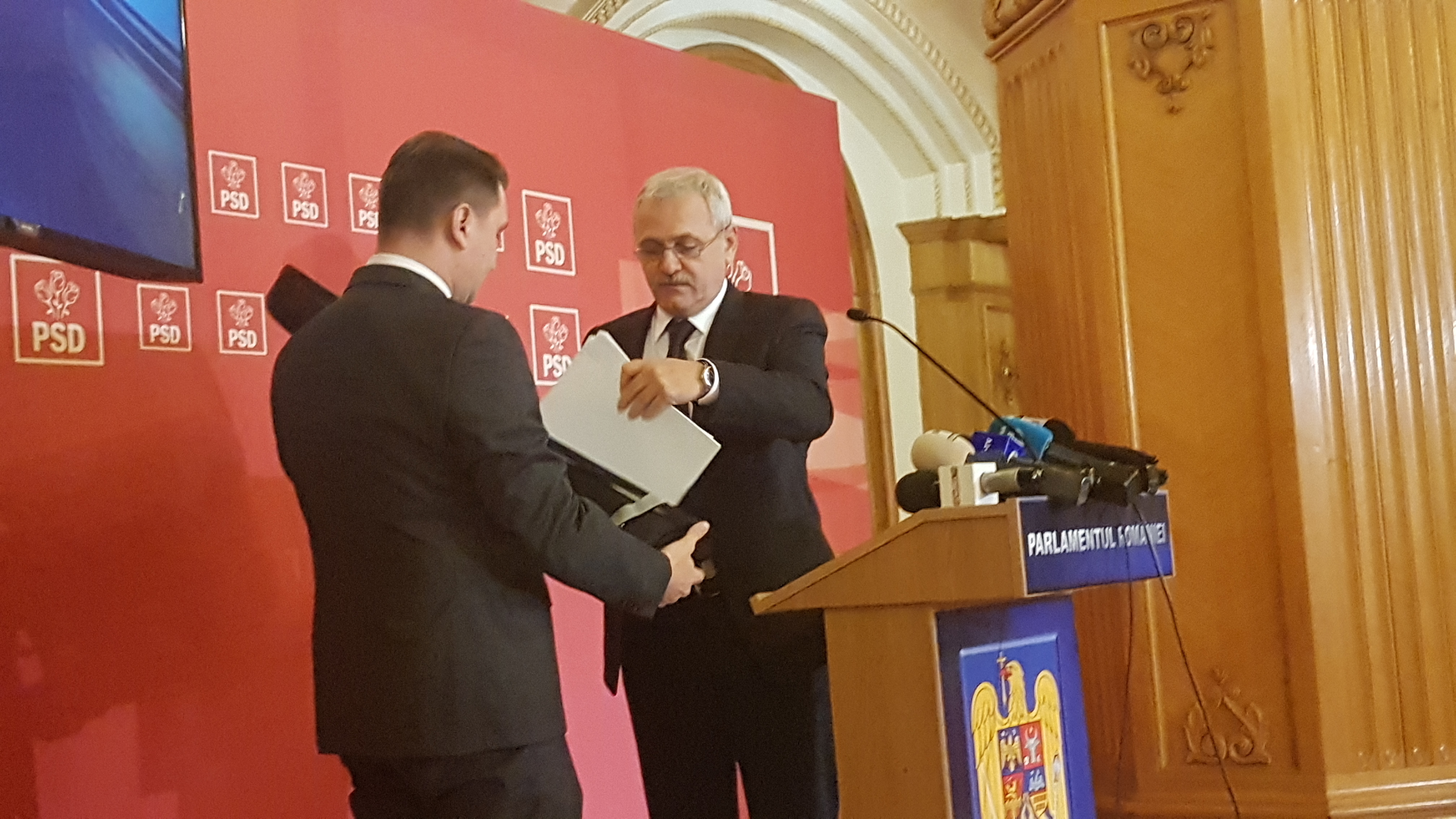 VIDEO&FOTO/ Liviu Dragnea și valiza, Episodul 2. Președintele PSD a venit la Parlament cu noi documente