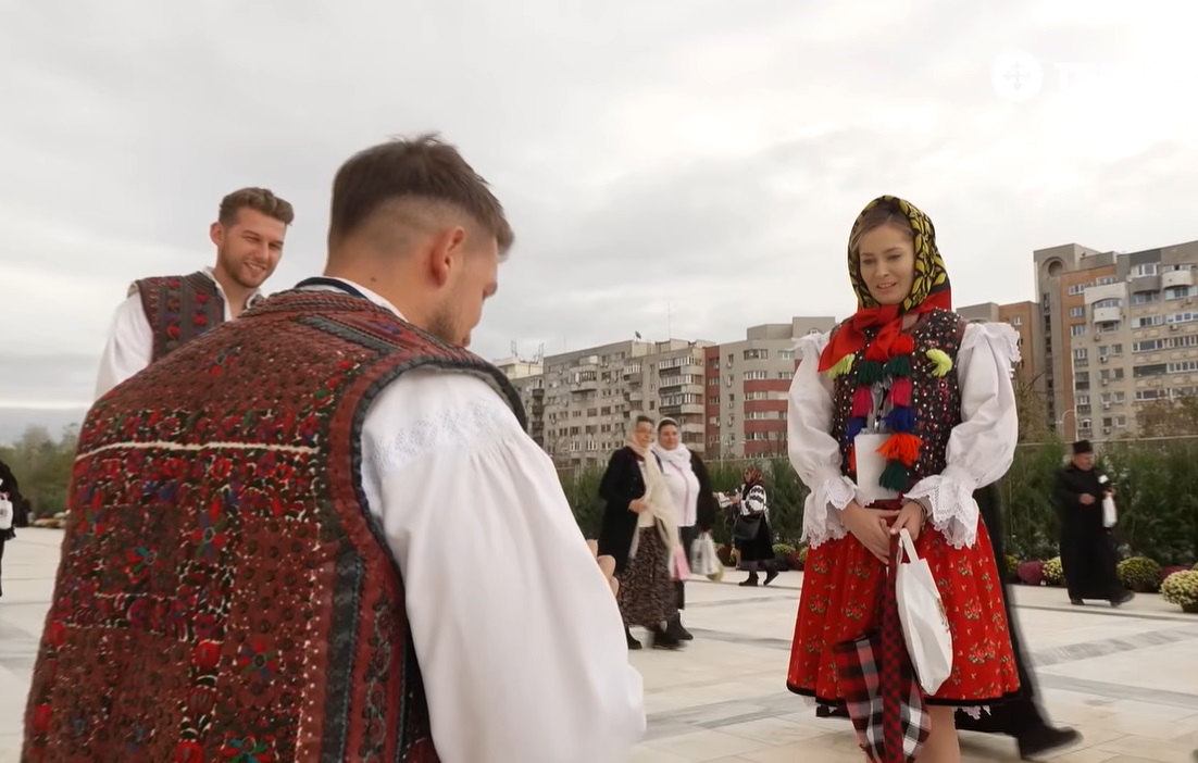Cerere în căsătorie la Catedrala Națională. Cine sunt Măriuca și David, tinerii în costume populare care s-au logodit după slujbă