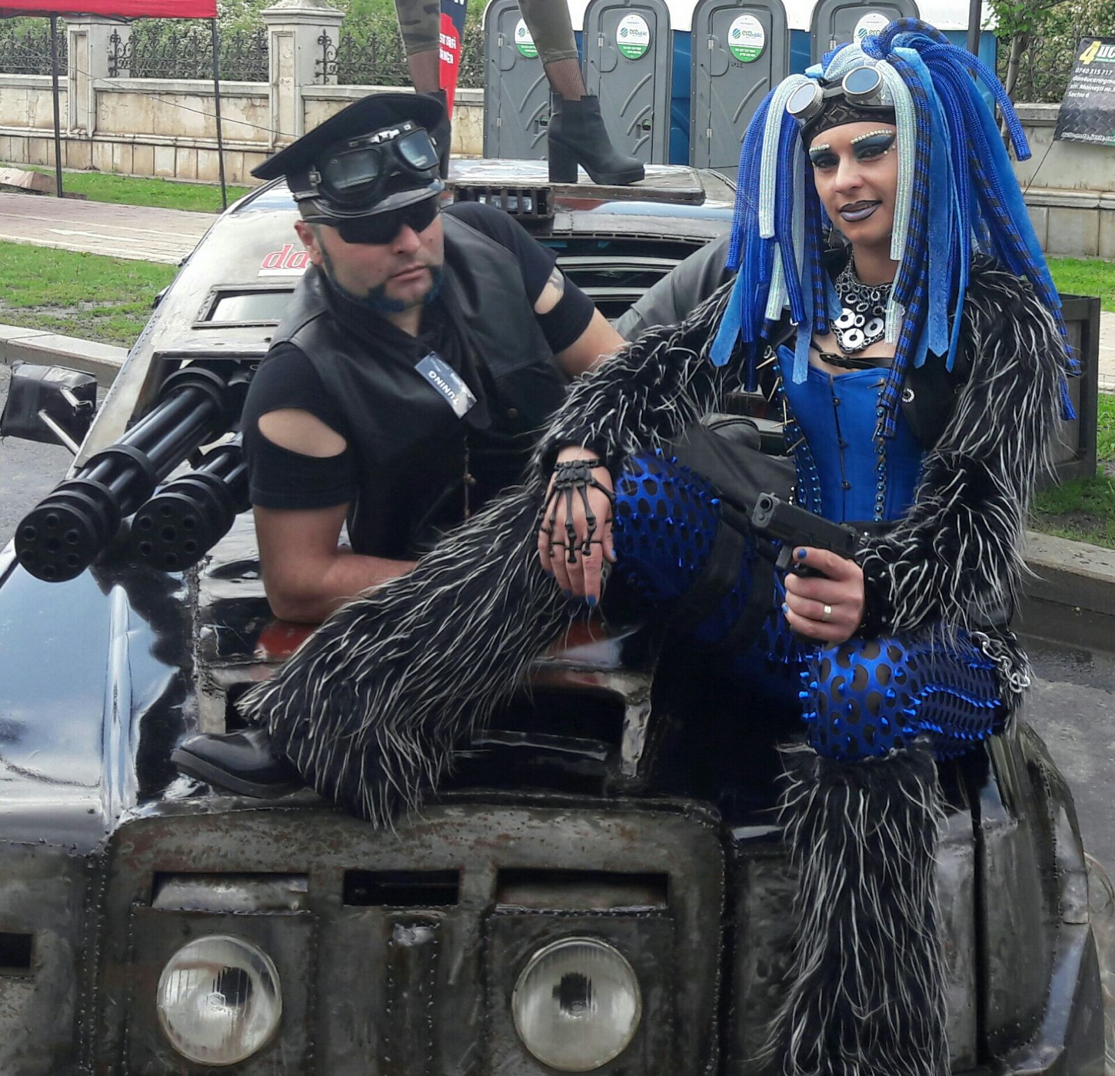 VIDEO | Doamna cu triciclu face senzatie prin oraș. Are accesorii făcute din piese auto