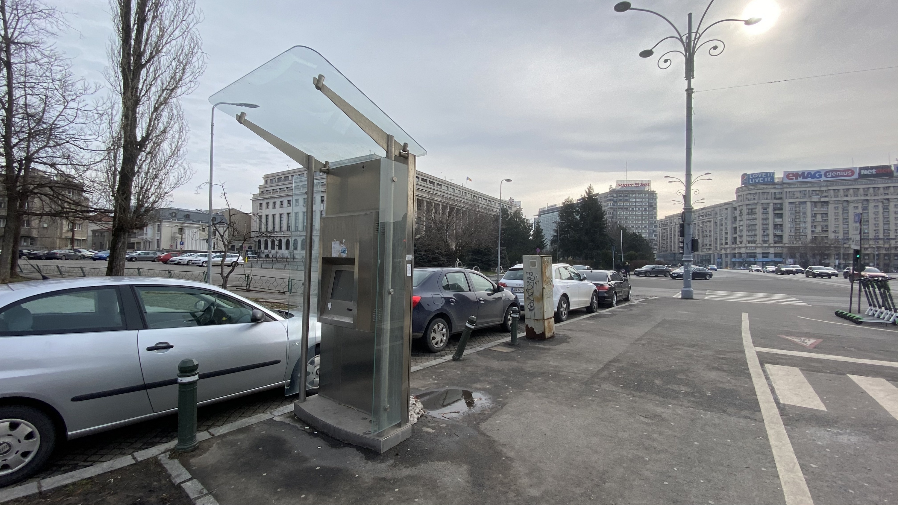De 9 ani, chioșcurile informative de 400.000 de euro, care au funcționat doar câteva luni, zac vandalizate și inutile în centrul Bucureștiului