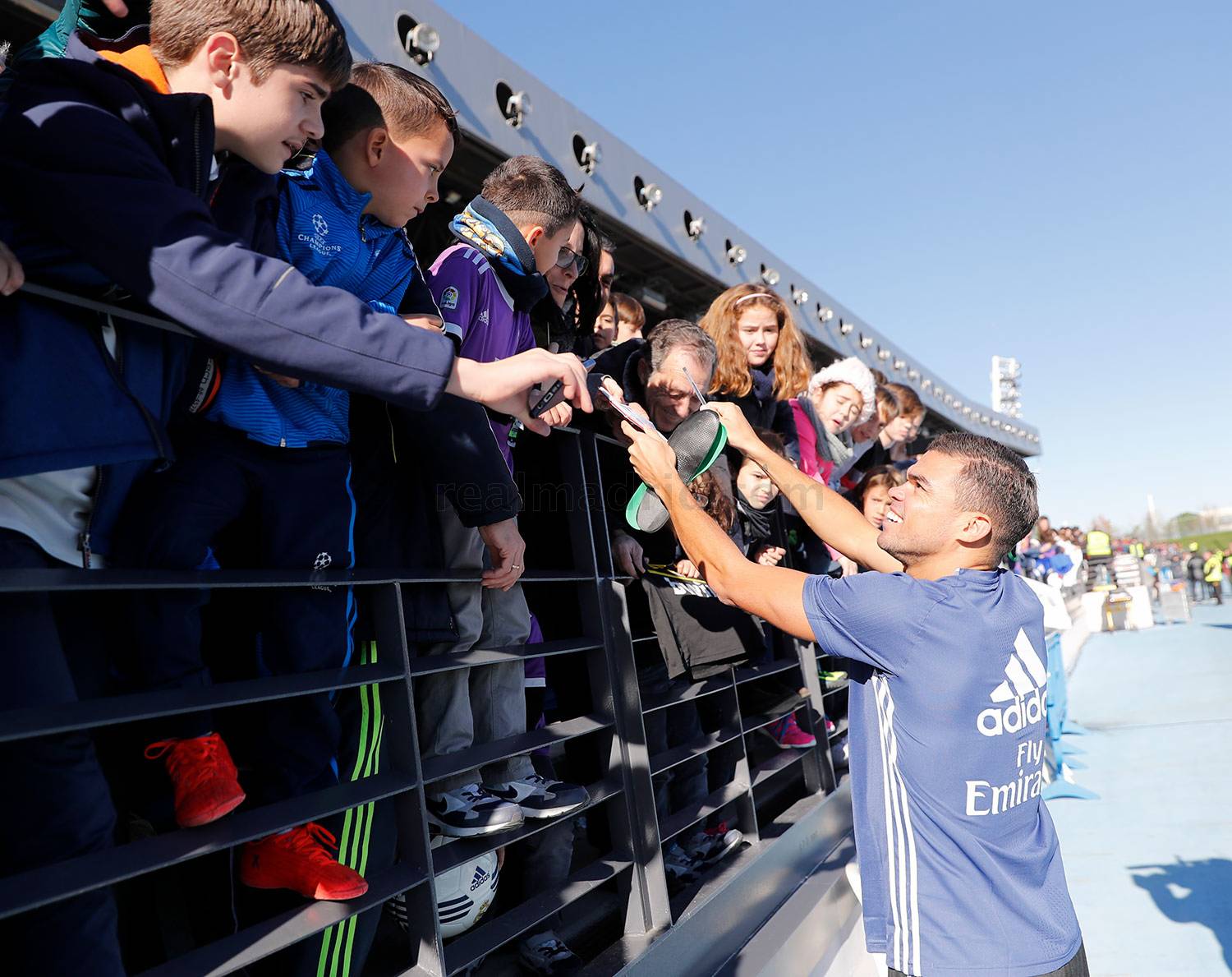 Peste 5.000 de fani au asistat la ultimul antrenament cu public efectuat de Real Madrid în anul 2016 / GALERIE FOTO