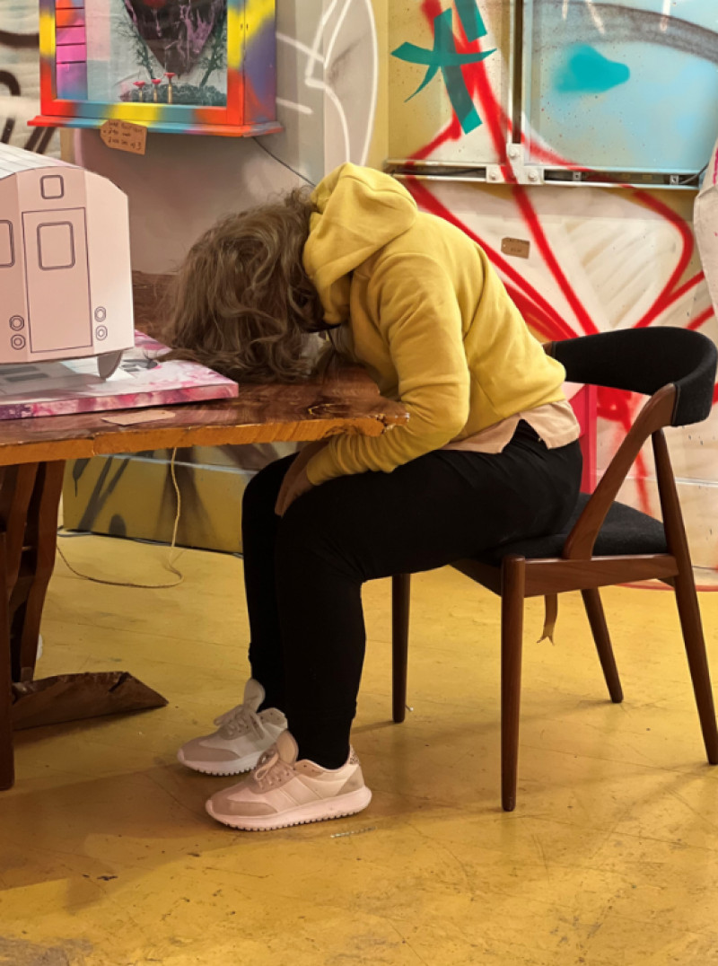 Femeia moartă pentru care poliția a dat buzna în galeria fostului agent al lui Banksy e, de fapt, o sculptură hiperrealistă
