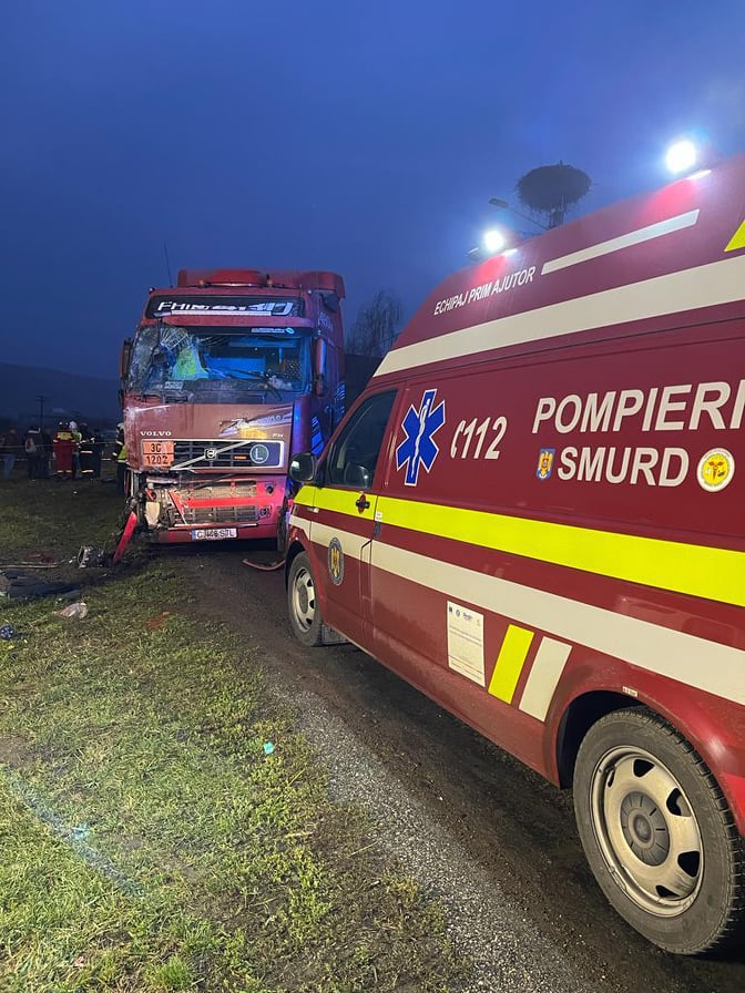 O persoană a murit și 14 au fost rănite, după ce o cisternă cu motorină s-a ciocnit cu un microbuz, în Bistriţa-Năsăud