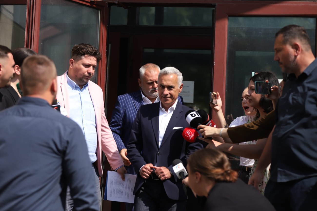 Călin Georgescu a fost la Parchetul General pentru prelungirea controlului judiciar. Câți fani l-au așteptat