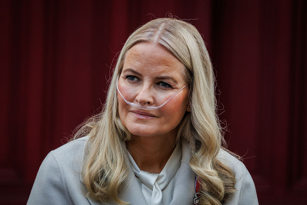 Prințesa Mette-Marit din Norvegia ar mai avea doar un an de trăit. Starea de sănătate i s-a agravat, iar medicii au inclus-o pe lista de așteptare pentru transplant pulmonar