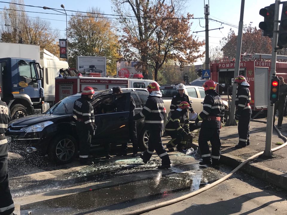 FOTO | O mașină s-a răsturnat luni, la intersecția străzilor Fabrica de Glucoză și Barbu Văcărescu, după o tamponare ușoară