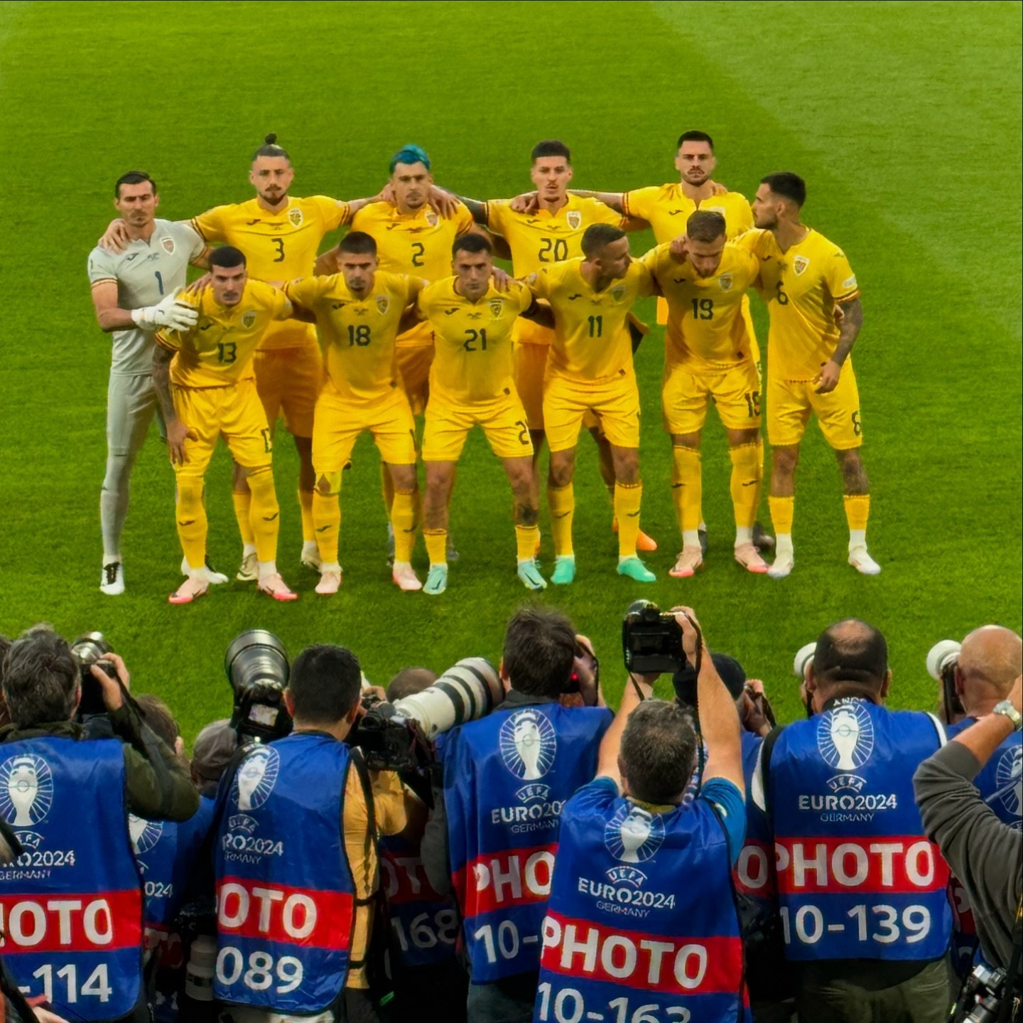EURO 2024. Cum au apărut Andreea Esca și Corina Caragea la meciul România - Belgia. Prezentatoarele au sărit și scandat cu suporterii