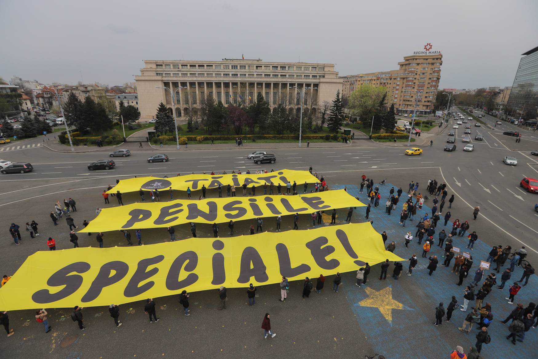 Protest în Piaţa Victoriei: „Tăiaţi pensiile speciale"