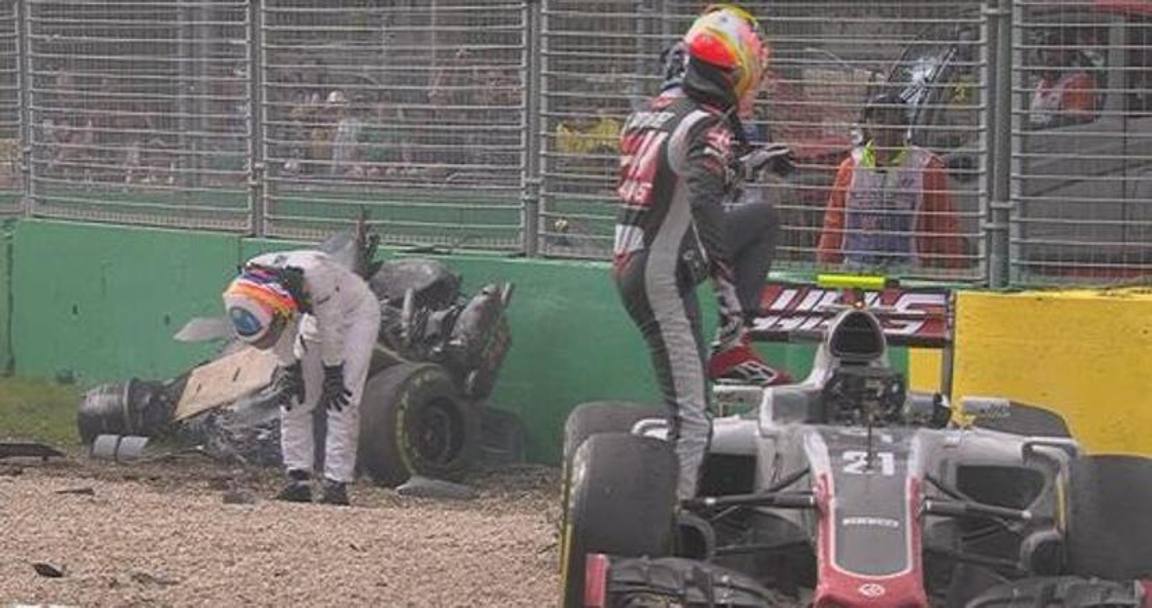 Incident în Formula 1, la prima cursă a sezonului! ^La Melbourne, bolidul lui Fernando Alonso s-a făcut acordeon, la 200 km/h! / GALERIE FOTO