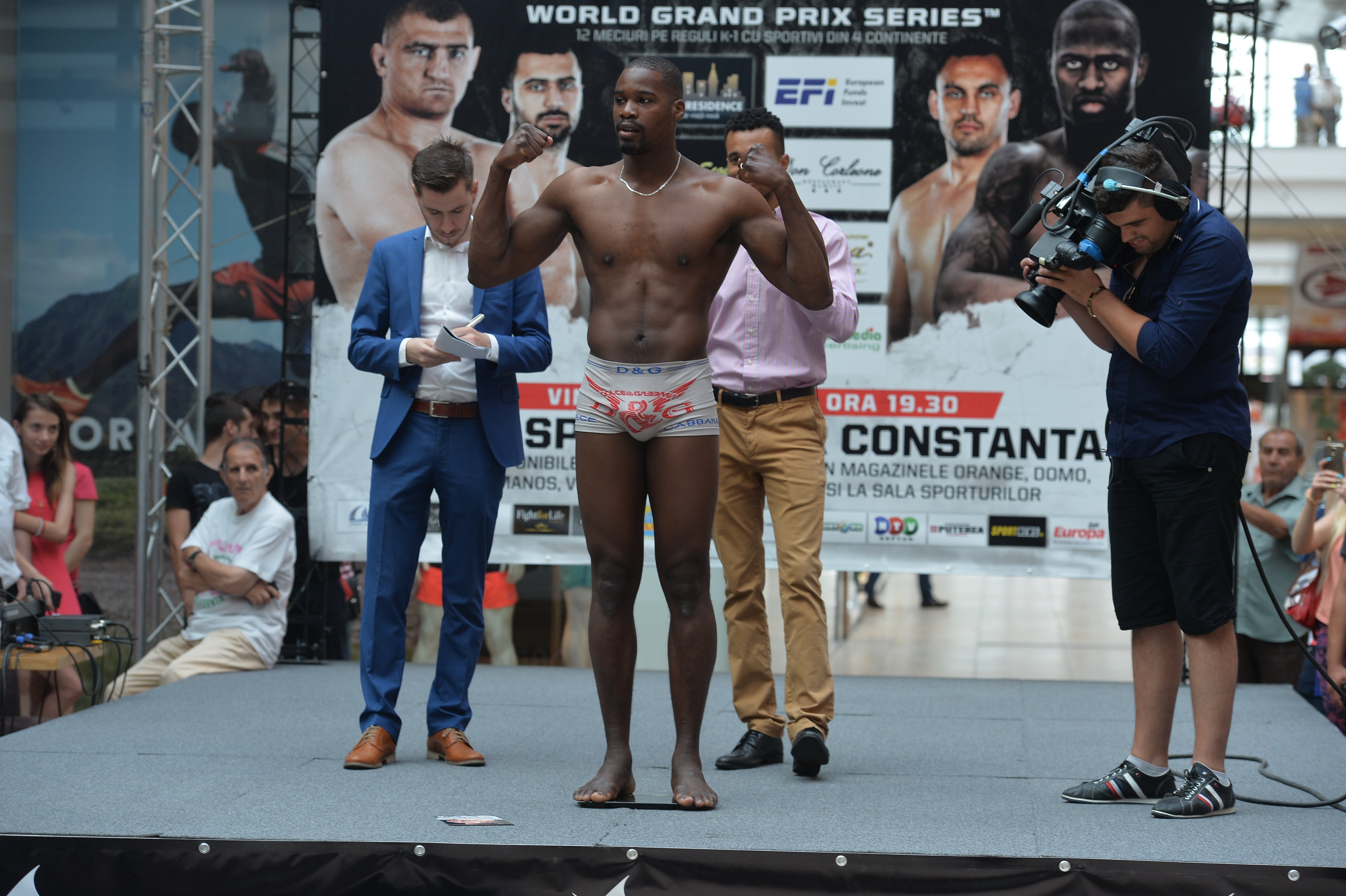 Luptătorii de la Superkombat Constanța au trecut cu bine de proba cântarului / GALERIE FOTO