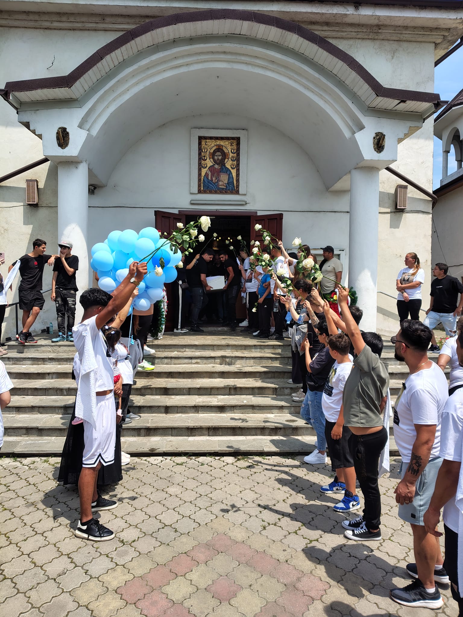 Mama copilului-erou din Chitila nu a venit la înmormântare. Nici fata salvată de la înec, nici aparținătorii celor transplantați. Nici vreun reprezentant al statului