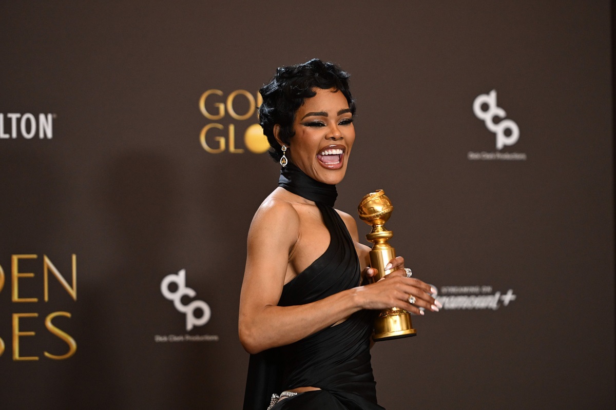 Teyana Taylor, într-o rochie cu posteriorul la vedere la Globurile de Aur 2026. Motivul pentru care a avut ochii în lacrimi pe scenă