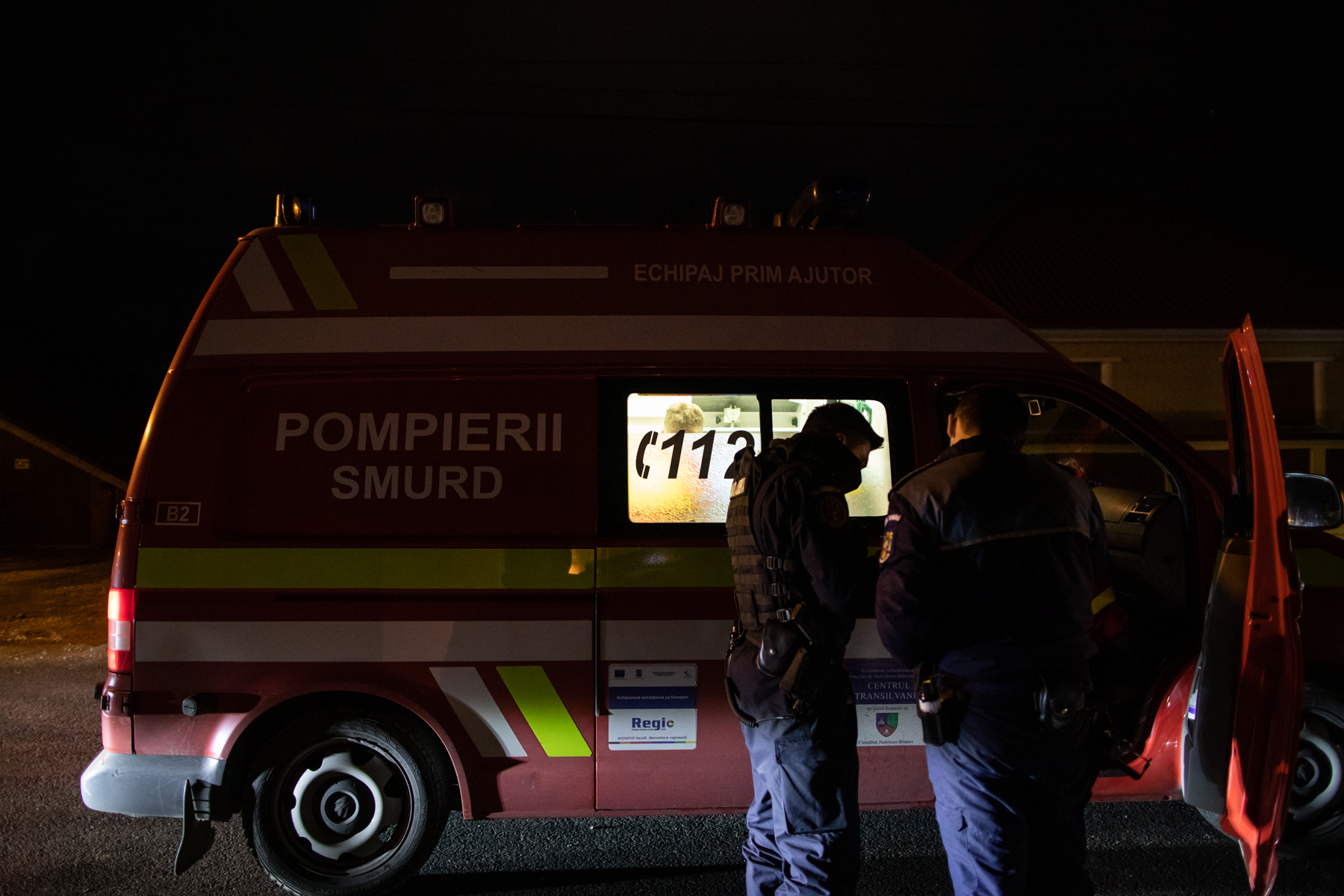 Noaptea dintre ani cu pompierii brașoveni: Cola, în loc de șampanie, și tânărul de 19 ani care n-a vrut să fie jandarm pentru a nu fi „împotriva cetățenilor”