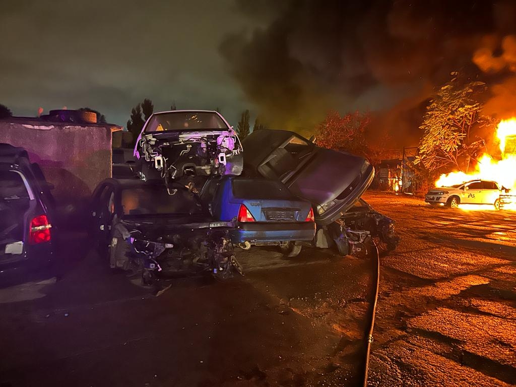 Incendiu violent la trei hale industriale din Galați. Pompierii s-au luptat ore întregi cu flăcările