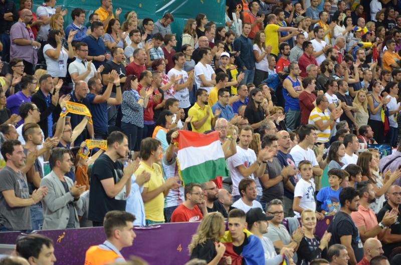 Drapel al Ungariei, ars la Cluj-Napoca de fanii români. Scandal înainte de meciul de calificare în optimile Eurobasket 2017 | VIDEO