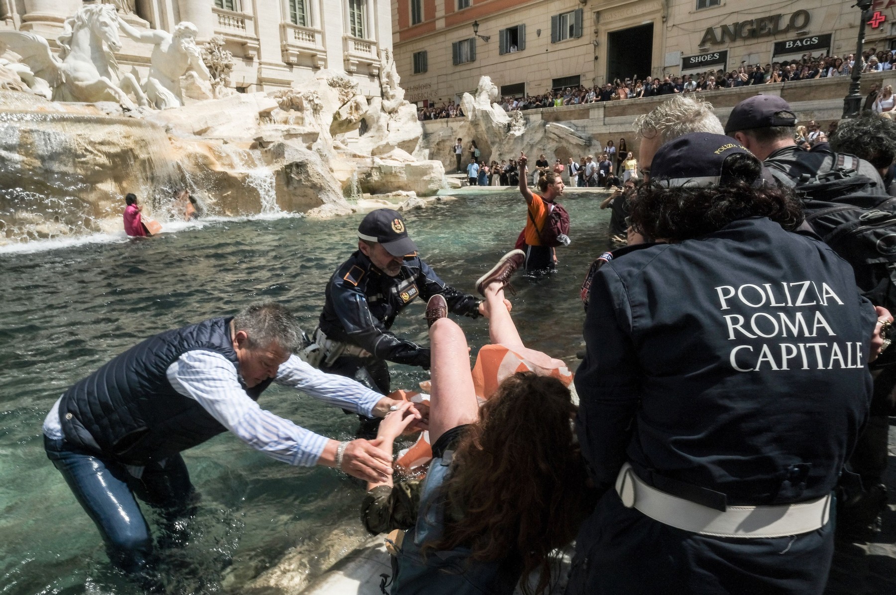 Activiștii de mediu au înnegrit apa din Fontana di Trevi. „Țara noastră este pe moarte”