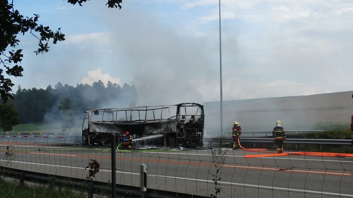 Un șofer român a ieșit dintr-un tunel cu autocarul în flăcări, în Elveția. Avea 44 de turiști la bord, majoritatea americani
