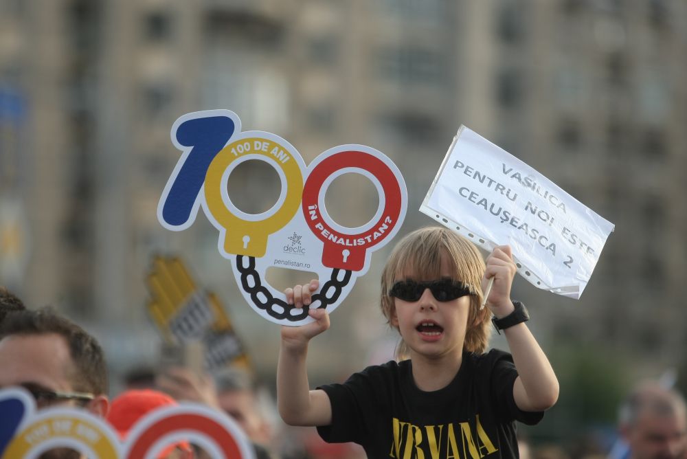 GALERIE FOTO/ Protest #Rezist, la o zi după mitingul PSD. Circa 1.000 de persoane sunt în Piața Victoriei