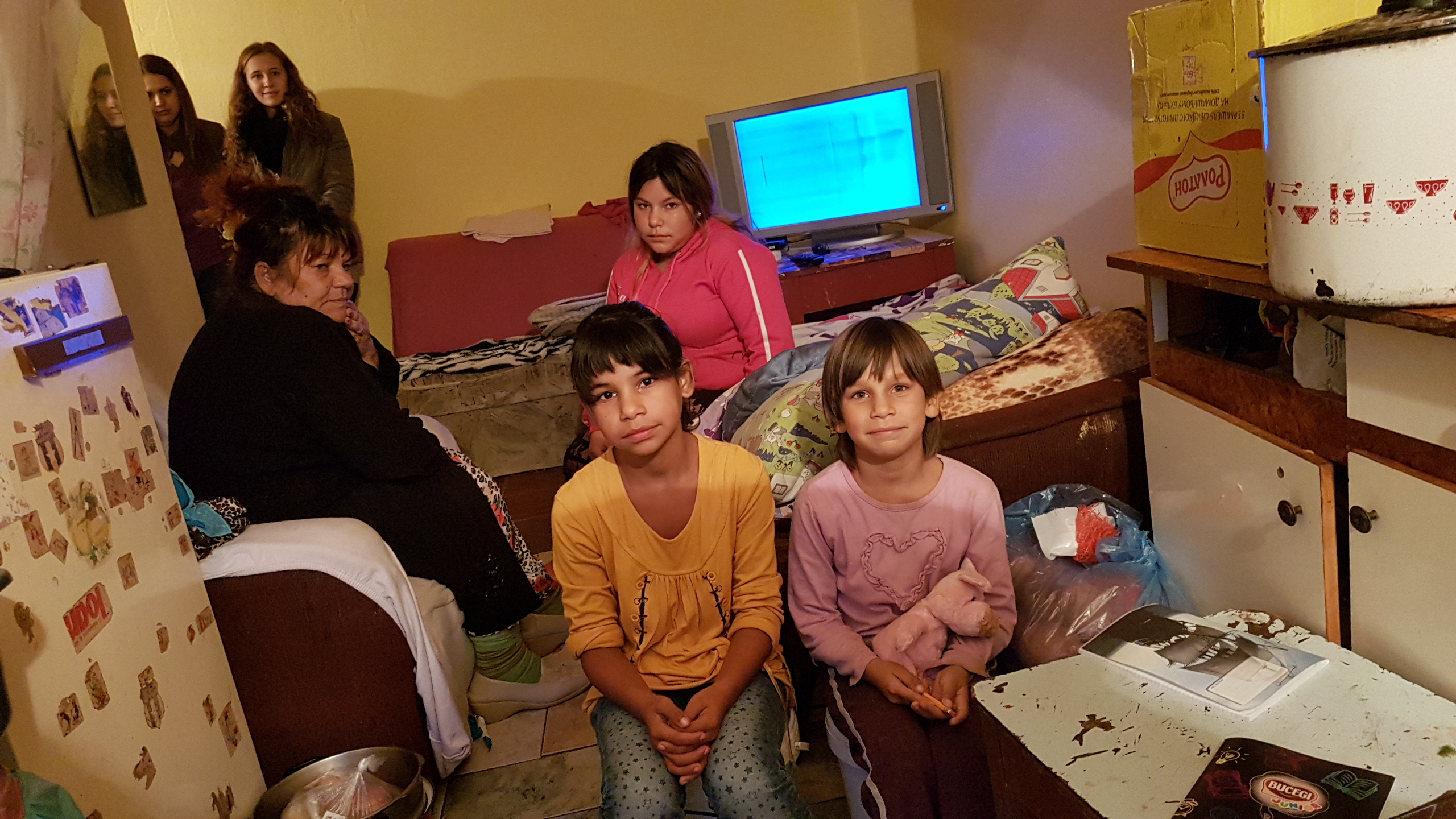 Părăsiți de mamă, cei patru copii trăiesc din pensia bunicii și își fac temele pe un scaun, stând pe două găleți GALERIE FOTO