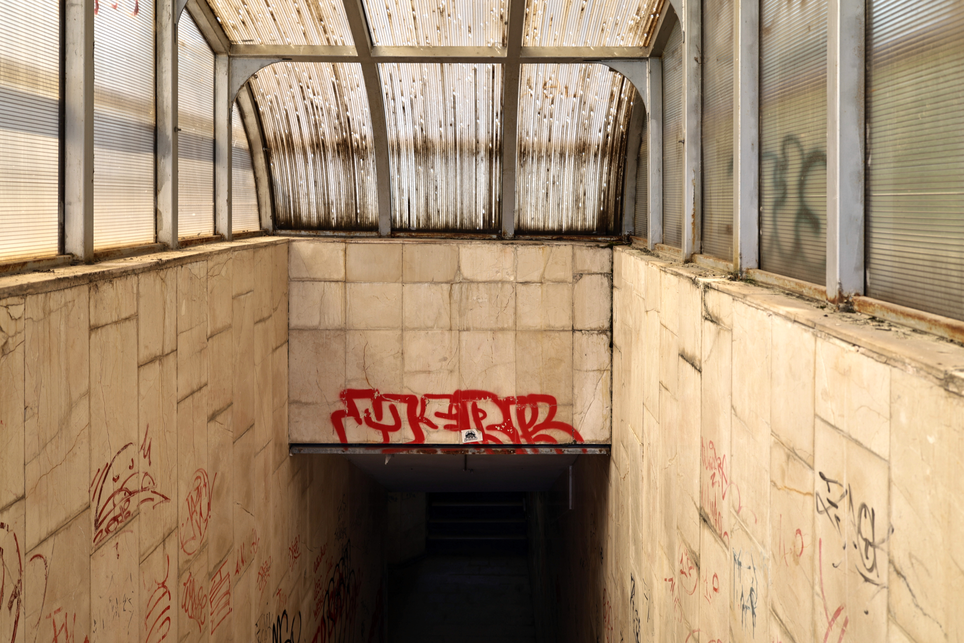 Între gloria regală și dezastrul de azi. Locul pe unde au trecut regii României a ajuns o haltă aproape pustie și distrusă de graffiti