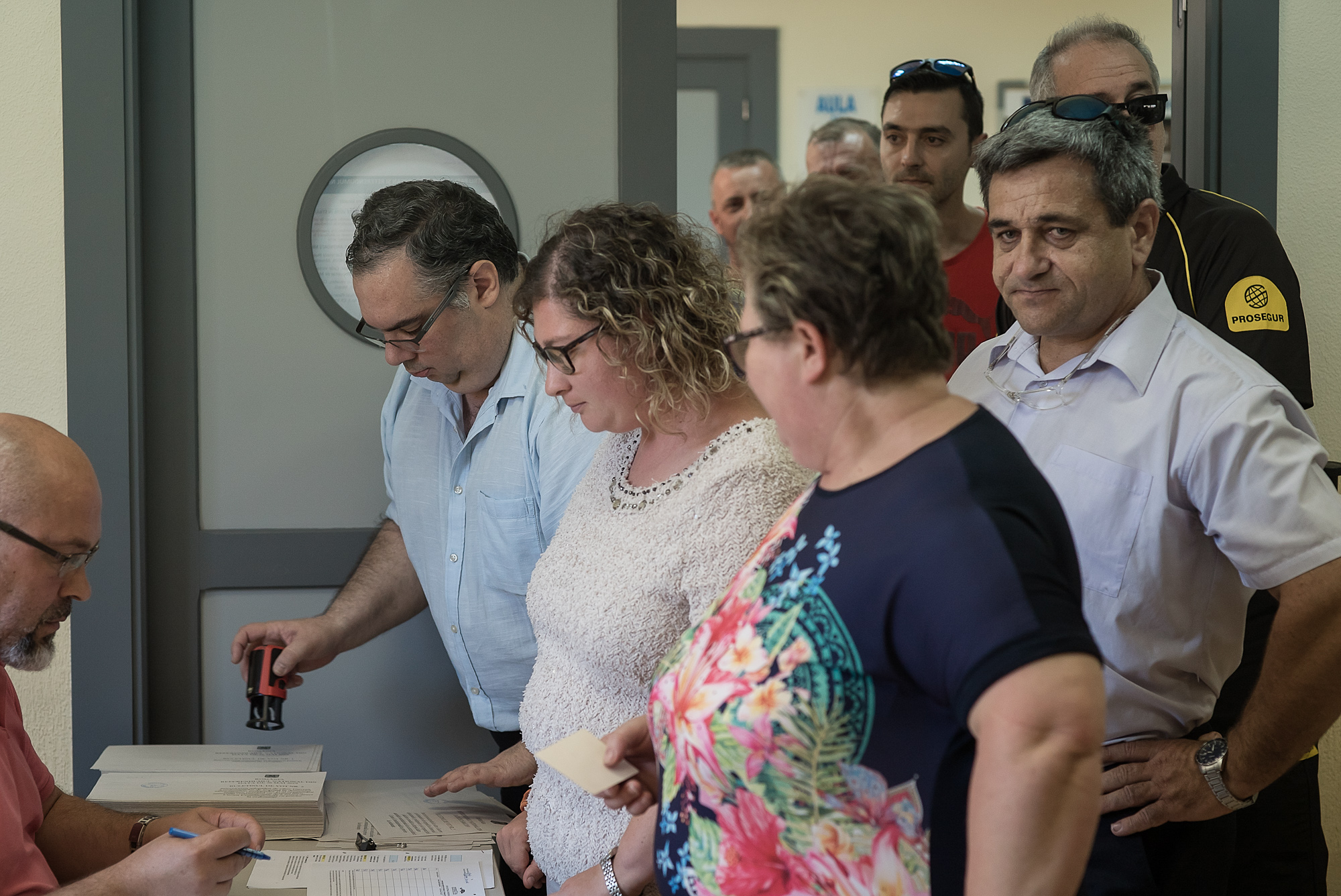 Consulul Robert Hellvig din Almeria povestește că a vrut să deschidă șase secții de votare în loc de patru, dar s-a izbit de refuzul unora dintre autoritățile spaniole. „În Jaén ne-au dat flit total!“