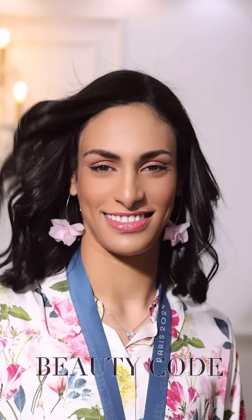 Schimbarea de look a pugilistei algeriene Imane Khelif, suspectată că este bărbat, după câștigarea aurului olimpic: „Feminină și frumoasă” | VIDEO